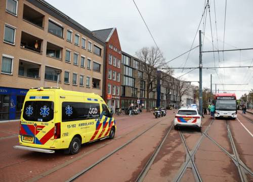 Vrouw gewond na botsing bus bij Westvest