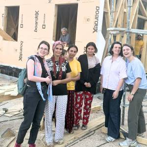 Turks gezin trekt in aardbevingsbestendig huis van TU-studenten