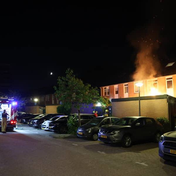 Felle brand in achtertuin woning aan Agatha van Leidenlaan