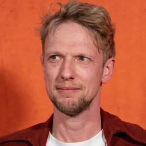 Cast van musical 'Willem van Oranje' bezoekt graf: 'Ontroerend zijn hondje te zien'