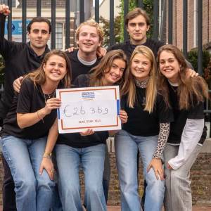 Studenten halen bijna 27.000 euro op voor Alzheimeronderzoek