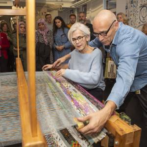 Wethouder Karin Schrederhof opent Stadscollectie Textiel
