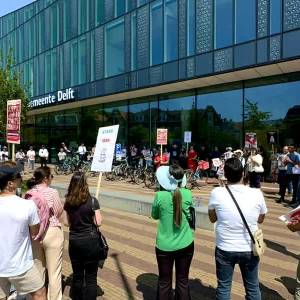 120 mensen protesteerden op Stationsplein zaterdag: “Wij staan hier voor vrede in Iran”