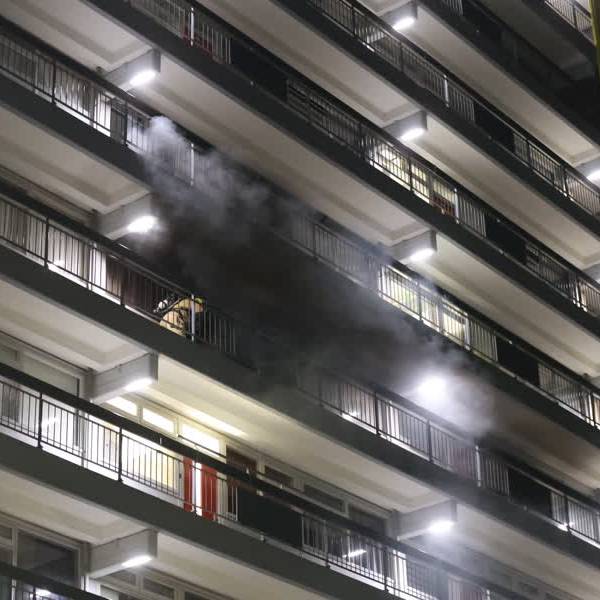 Acht personen nagekeken in ambulance na flatbrand Lisztstraat, waaronder jonge kinderen