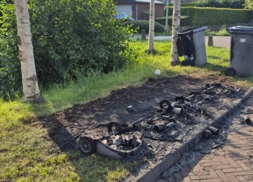 Afvalbakken volledig uitgebrand na vandalisme in Den Hoorn