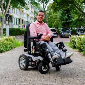 Dennis eerste trainer in rolstoel met Europees diploma: ‘Droom is Oranje coachen'