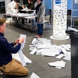 Delftse vrijwilligers telden stembiljetten tot laat door: ‘Een zorgvuldig proces’