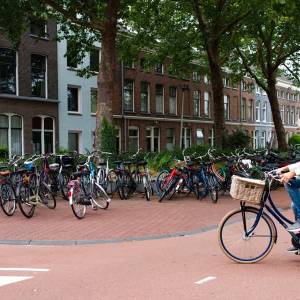 Stalling op de schop, stoep vol: fietsdrukte door verbouwing bij station