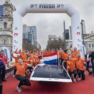 Delftse studenten winnen wereldkampioenschap in Australië met zonneauto