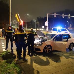 Auto ramt verkeerslichten op Voorhofdreef, bestuurder naar ziekenhuis