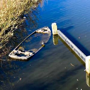 Weesboten uit het water: gemeenten ruimen verlaten vaartuigen op