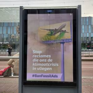 Milieuactivisten hacken reclameborden in Delft