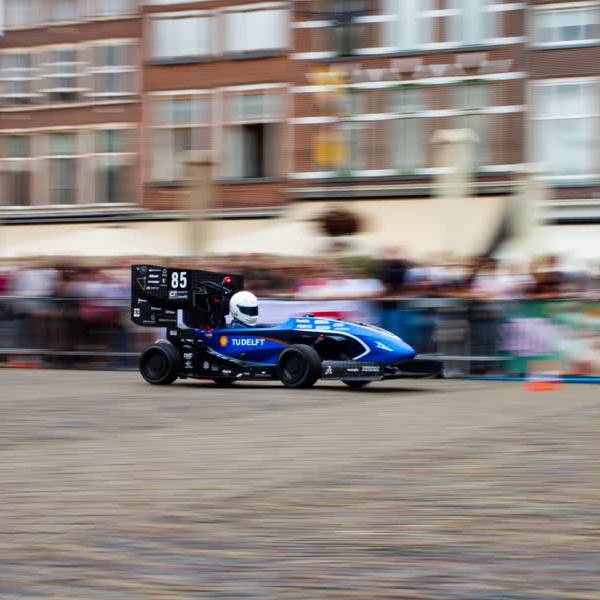 TU-studenten onthullen raceauto op de Markt: 'Hopelijk wereldkampioen'