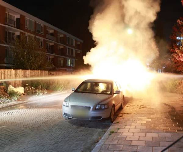 Hoge vlammen midden in woonwijk: opnieuw autobrand in Buitenhof