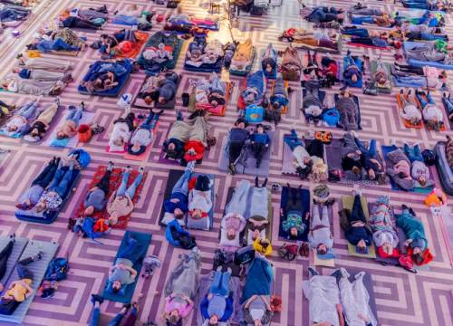Een ligconcert in de Nieuwe Kerk: “In slaap vallen mag”