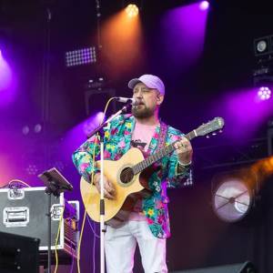 Eenmansshow Ander Jasje brengt Doe Maar tot leven in Delftse stadsbrouwerij