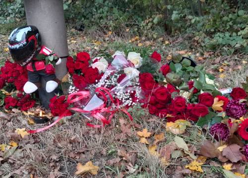 Bloemen en knuffel voor slachtoffer (23) motorongeluk