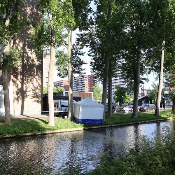 Overleden persoon op straat aangetroffen in Voorhof, geen sprake van misdrijf