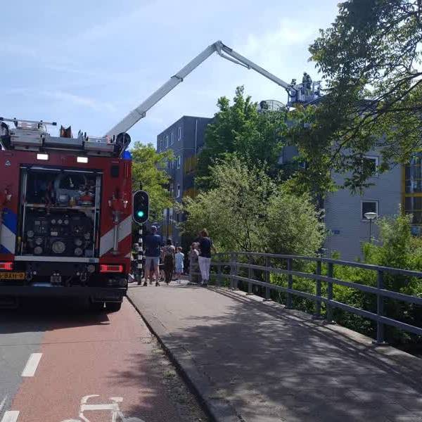 Brand op dak van flat Derde Werelddreef