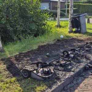 Afvalbakken volledig uitgebrand na vandalisme in Den Hoorn