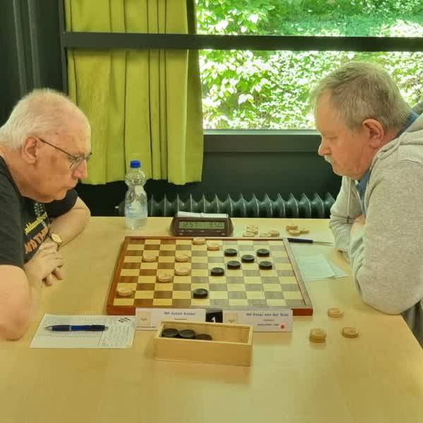 Peter van der Stap wint NK dammen voor veteranen in Delft