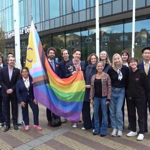 Delft hijst regenboogvlag op Coming Out Day: ‘Wens om iedereen mee te laten doen’