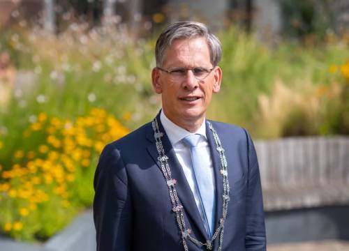 Dijkgraaf pleit voor 3 p's in Delftse wc's: ‘Alleen poep, pies en pleepapier’