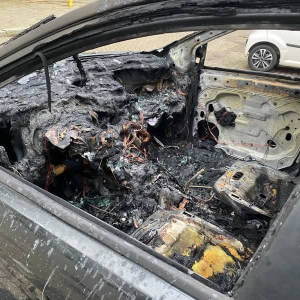 Vierde nacht op rij: Auto in vuur en vlam