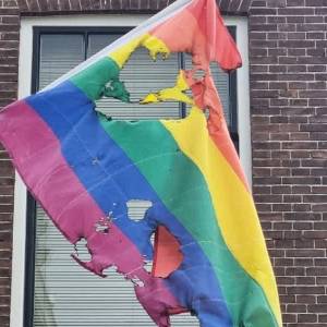 Regenboogvlag in brand gestoken: 'Geeft gevoel van onveiligheid'