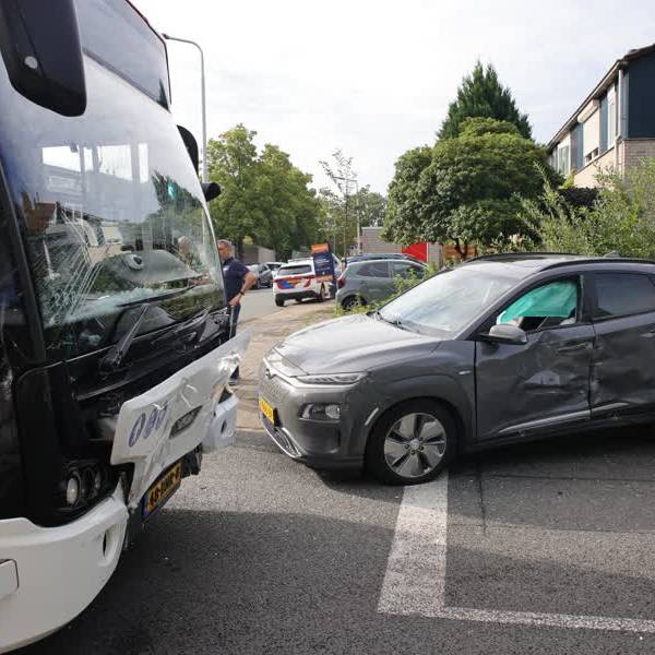 Veel schade na botsing tussen stadsbus en auto op Lepelaarstraat