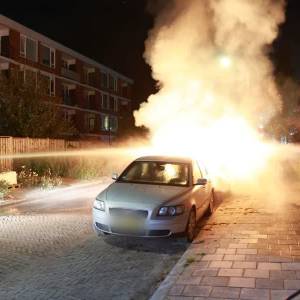 Hoge vlammen midden in woonwijk: opnieuw autobrand in Buitenhof
