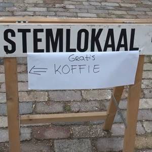 In de Buurtfabriek krijg je naast het stempotlood een gratis kopje koffie en een tosti
