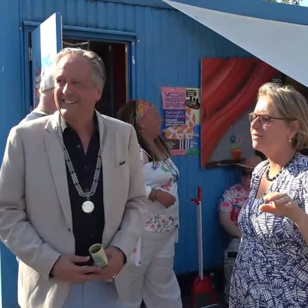 Pechtold bezoekt Poptahof tijdens Mooi Weer Spelen: ‘Voel me heel welkom’