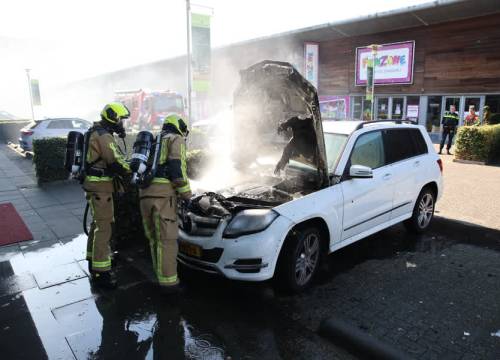 Auto zwaar beschadigd na brand aan de Leeuwenstein