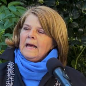Burgemeester hekelt regering tijdens dodenherdenking: 