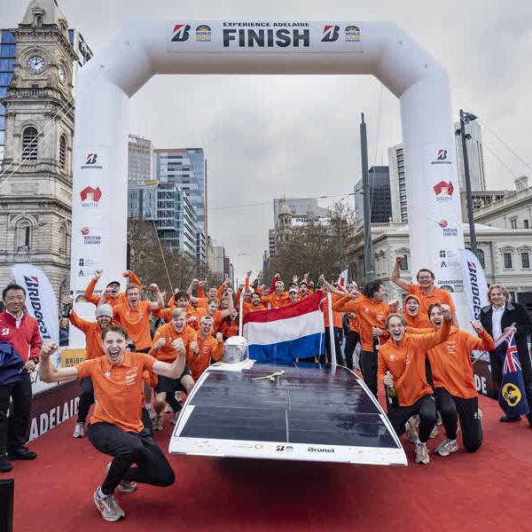 Delftse studenten winnen wereldkampioenschap in Australië met zonneauto