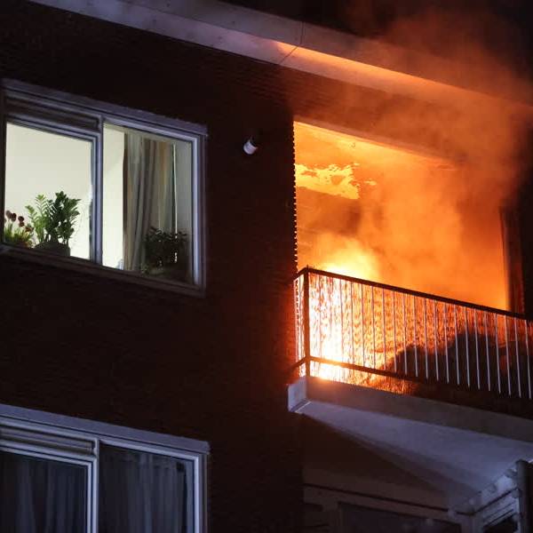 Buurtbewoners enige tijd op straat door felle balkonbrand aan de Persijnlaan in Delft