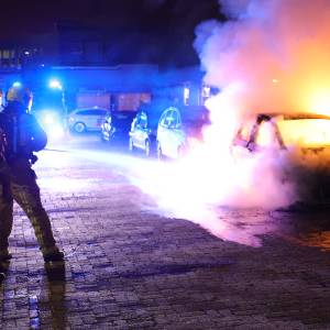 Weer een auto in de brand, dit keer vlak naast winkelcentrum De Hoven Passage