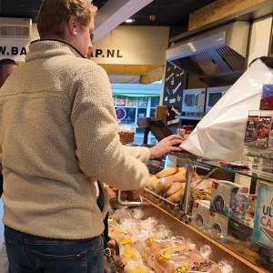 Pokémonkaarten trekken al vroeg klanten bij Bakker Jaap: 