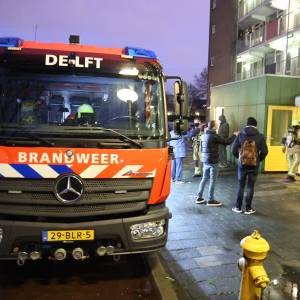 Kerstboom in brand gestoken in hal appartementencomplex Delft