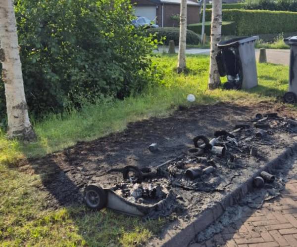 Afvalbakken volledig uitgebrand na vandalisme in Den Hoorn