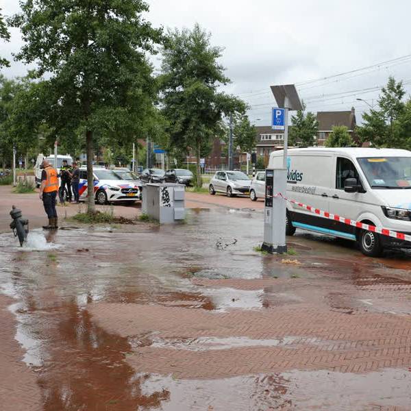 Waterballet op Wateringsevest: honderden liters water stroomden uit aangereden brandkraan