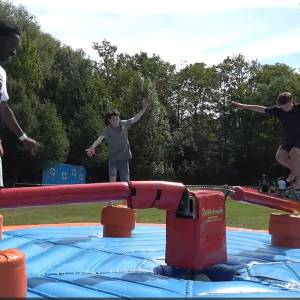 Delftenaren en nieuwe studenten samen bij de OWaterlympics: ‘Leuk dat het voor iedereen is’