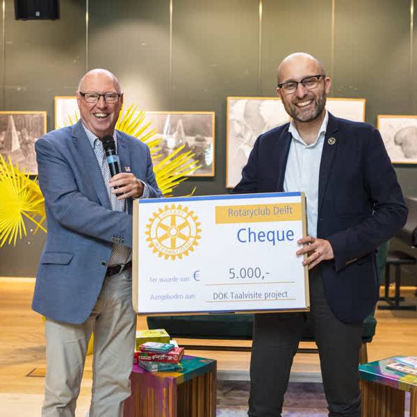 Rotary Delft geeft cheque van 5000 euro voor project Taalvisite