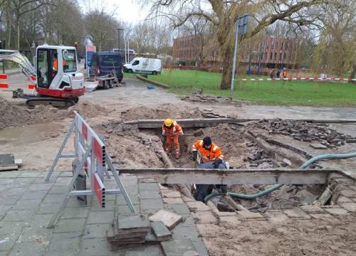 Auto duikt in sinkhole op Sint Jorisweg