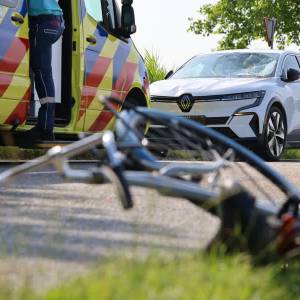 Fietser ernstig gewond na aanrijding met auto in Wippolder