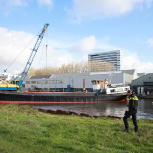 Werkschip blokkeert scheepvaart op de Delftse Schie