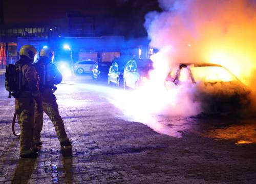 Weer een auto in de brand, dit keer vlak naast winkelcentrum De Hoven Passage
