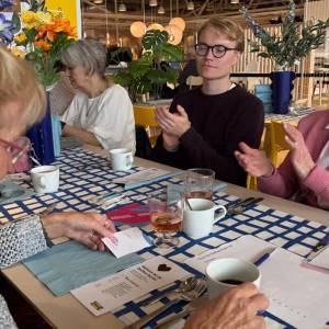 Studenten en ouderen lunchen tegen eenzaamheid: 'Ik vind dit fantastisch'