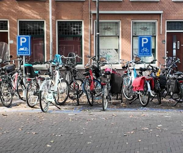 Frustratie op het Vesteplein: ‘Toch belachelijk dat je nergens je fiets kwijt kan’